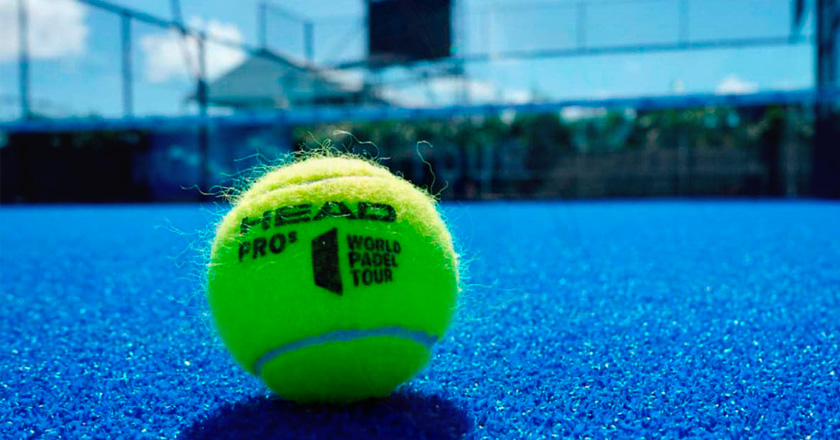 Palla Head in un campo ufficiale di padel