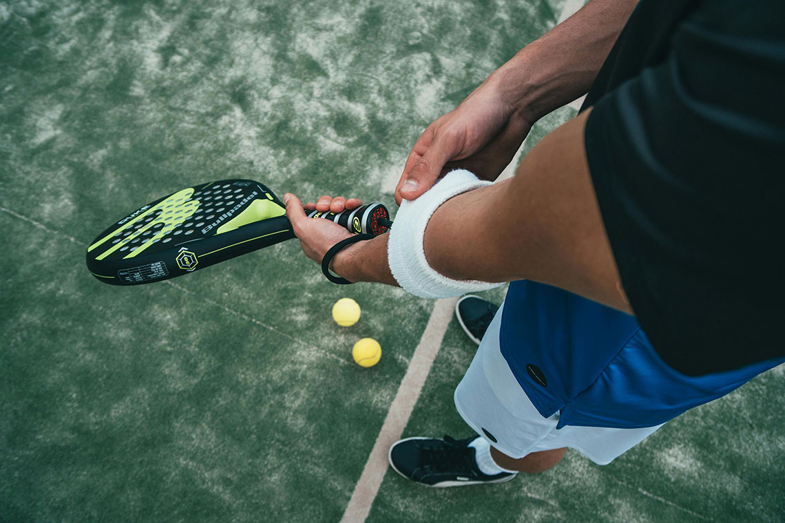 Giocatore padel in campo
