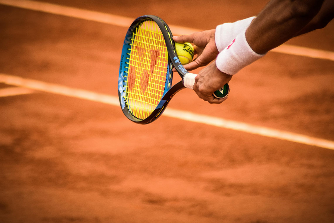 racchetta tennis in campo