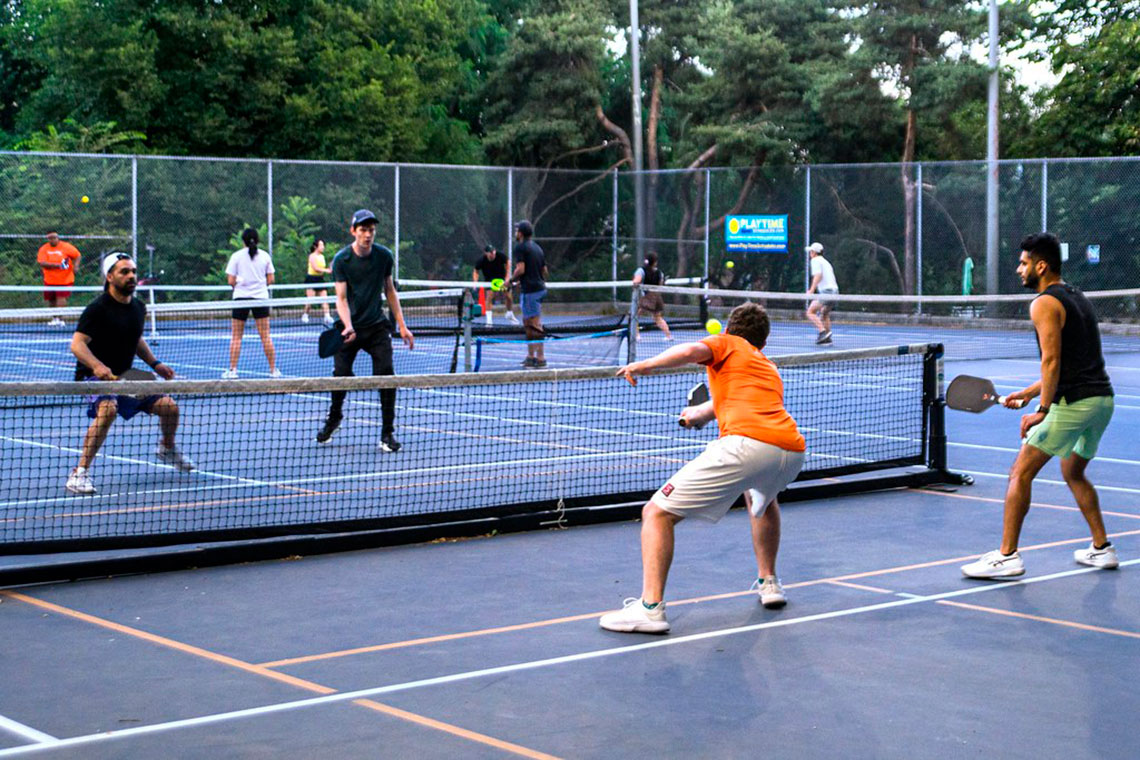 Partita di pickleball giocata in campo